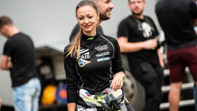 Sto motoristických soutěží už má za sebou navigátorka Jindřiška Žáková. Sto motoristických soutěží už má za sebou navigátorka Jindřiška Žáková.