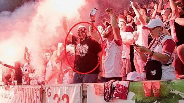 Pražská policiena svém webu zveřejnila fotografii dalšího muže, který podle vyšetřovatelů zapálil světlici na fotbalovém utkání v pražském Edenu Pražská policiena svém webu zveřejnila fotografii dalšího muže, který podle vyšetřovatelů zapálil světlici na fotbalovém utkání v pražském Edenu