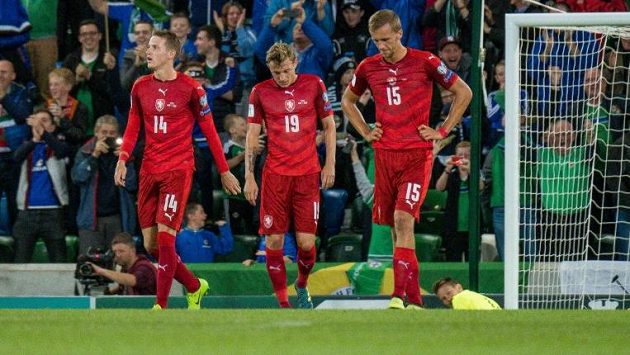 Smutek českých fotbalistů. Po porážce v Severním Irsku se naděje na postup na MS 2018 rozplynula. Smutek českých fotbalistů. Po porážce v Severním Irsku se naděje na postup na MS 2018 rozplynula.