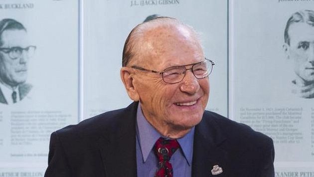 Čtyřnásobný vítěz Stanley Cupu s Torontem Johnny Bower zemřel na zápal plic ve věku 93 let. Čtyřnásobný vítěz Stanley Cupu s Torontem Johnny Bower zemřel na zápal plic ve věku 93 let.