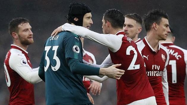 Brankář Petr Čech oslavuje se spoluhráči z Arsenalu výhru nad Tottenhamem. Brankář Petr Čech oslavuje se spoluhráči z Arsenalu výhru nad Tottenhamem.