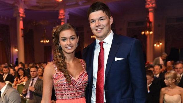 Hokejista Tomáš Hertl s přítelkyní Anetou Netolickou na snímku z roku 2014. Hokejista Tomáš Hertl s přítelkyní Anetou Netolickou na snímku z roku 2014.
