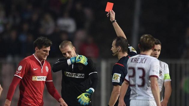 Rozhodčí Pavel Královec vylučuje brankáře Brna Václava Hladkého. Rozhodčí Pavel Královec vylučuje brankáře Brna Václava Hladkého.