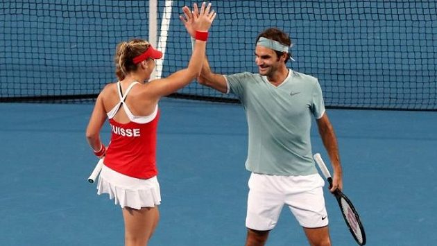 Roger Federer s Belindou Bencicovou po vítězné smíšené čtyřhře. Roger Federer s Belindou Bencicovou po vítězné smíšené čtyřhře.