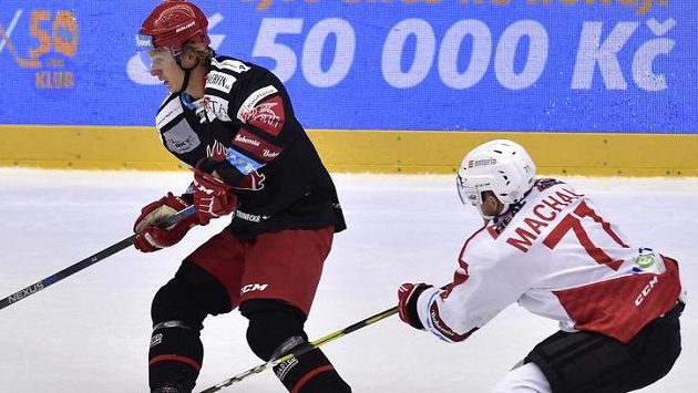 Zleva Lukáš Jašek z Třince a Ondřej Machala z Pardubic. Zleva Lukáš Jašek z Třince a Ondřej Machala z Pardubic.