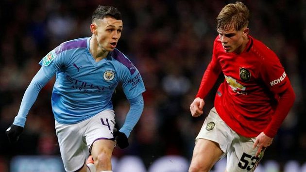 Hostující Phil Foden se snaží obejít Brandona Williamse Hostující Phil Foden se snaží obejít Brandona Williamse