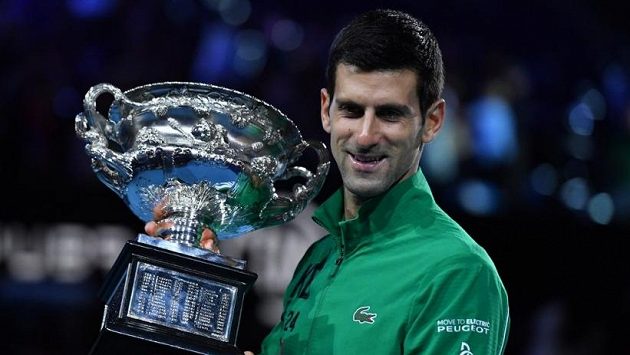 Novak Djokovič s trofejí za triumf na Autralian Open v roce 2020 Novak Djokovič s trofejí za triumf na Autralian Open v roce 2020