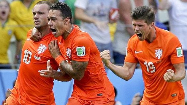 Nizozemská radost (zleva) střelec vyrovnávacího gólu Wesley Sneijder, Memphis Depay a Klaas-Jan Huntelaar. Nizozemská radost (zleva) střelec vyrovnávacího gólu Wesley Sneijder, Memphis Depay a Klaas-Jan Huntelaar.