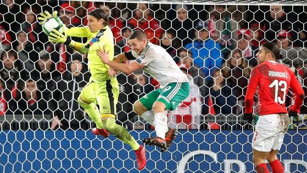 Švýcarský brankář Yann Sommer zasahuje před Conorem Washingtonem ze Severního Irska. Švýcarský brankář Yann Sommer zasahuje před Conorem Washingtonem ze Severního Irska.