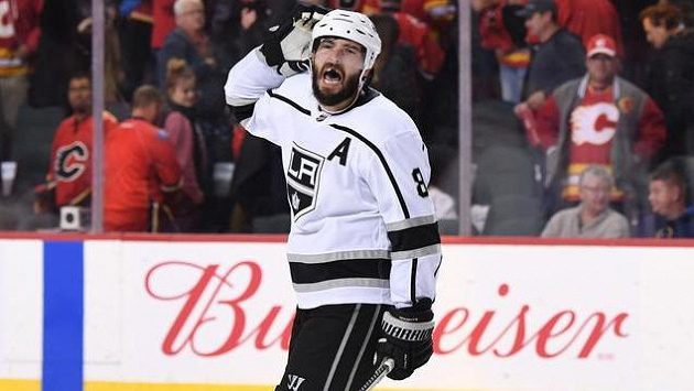 Drew Doughty a jeho reakce směrem k fanouškům Calgary poté, co v prodloužení rozhodl o výhře svého Los Angeles. Drew Doughty a jeho reakce směrem k fanouškům Calgary poté, co v prodloužení rozhodl o výhře svého Los Angeles.