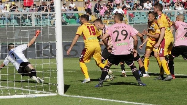 Fotbalisté Palerma sestoupí až do třetí ligy Fotbalisté Palerma sestoupí až do třetí ligy