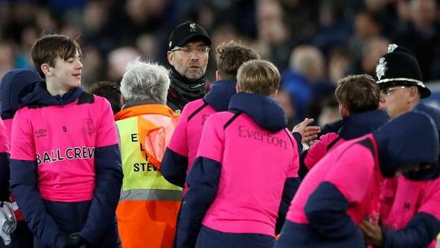Kouč Liverpoolu Jürgen Klopp v diskuzi s podavačem míčů po remíze s Evertonem. Kouč Liverpoolu Jürgen Klopp v diskuzi s podavačem míčů po remíze s Evertonem.
