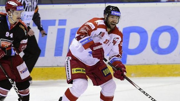 Zleva Jordann Perret z Hradce Králové a Martin Vyrůbalík z Olomouce. Zleva Jordann Perret z Hradce Králové a Martin Vyrůbalík z Olomouce.