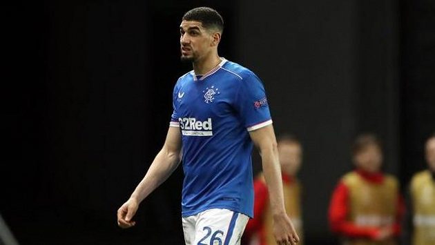 Fotbalista Glasgow Rangers Leon Balogun právě dostal červenou kartu v utkání se Slavií. Fotbalista Glasgow Rangers Leon Balogun právě dostal červenou kartu v utkání se Slavií.