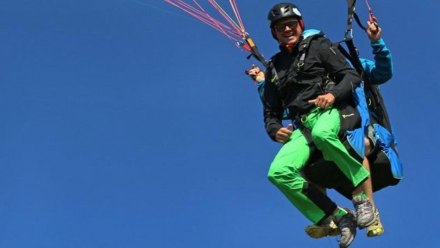 Martin Prokop při tréninku v Rakousku zkusil i tandemový seskok na padáku. Martin Prokop při tréninku v Rakousku zkusil i tandemový seskok na padáku.