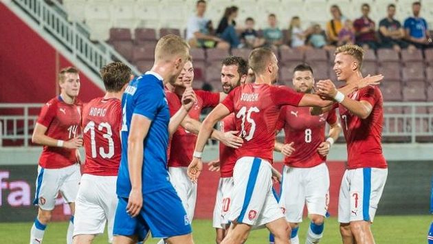 Češi se radují po první Součkově trefě v duelu s Islandem. Češi se radují po první Součkově trefě v duelu s Islandem.