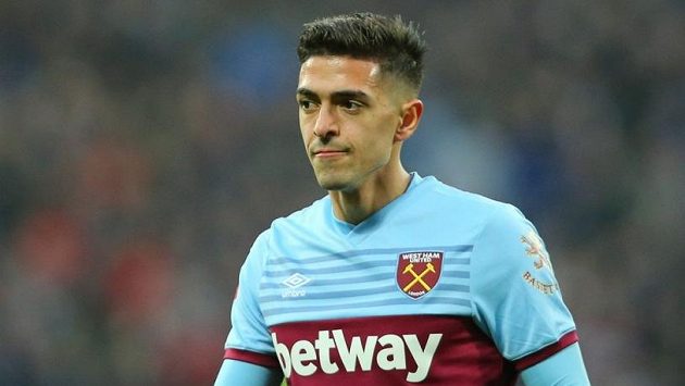 Argentinský fotbalista West Hamu Manuel Lanzini dohrávat soutěž nechce, bojí se o svou rodinu. Argentinský fotbalista West Hamu Manuel Lanzini dohrávat soutěž nechce, bojí se o svou rodinu.