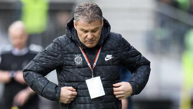 Nový trenér Sparty Praha Pavel Hapal během utkání v Karviné. Nový trenér Sparty Praha Pavel Hapal během utkání v Karviné.