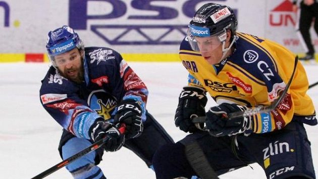 Kladenský Marek Hovorka (vlevo) a Tomáš Fořt ze Zlína v utkání 31. kola hokejové extraligy. Kladenský Marek Hovorka (vlevo) a Tomáš Fořt ze Zlína v utkání 31. kola hokejové extraligy.