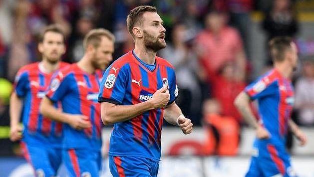 Plzeňský záložník Radim Řezník oslavuje svůj gól Spartě. Plzeňský záložník Radim Řezník oslavuje svůj gól Spartě.