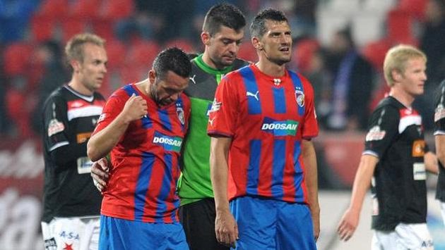 Hráči Viktorie Plzeň Pavel Horváth (druhý zleva), Matúš Kozáčik a Marián Čišovský po utkání se Slavií. Hráči Viktorie Plzeň Pavel Horváth (druhý zleva), Matúš Kozáčik a Marián Čišovský po utkání se Slavií.