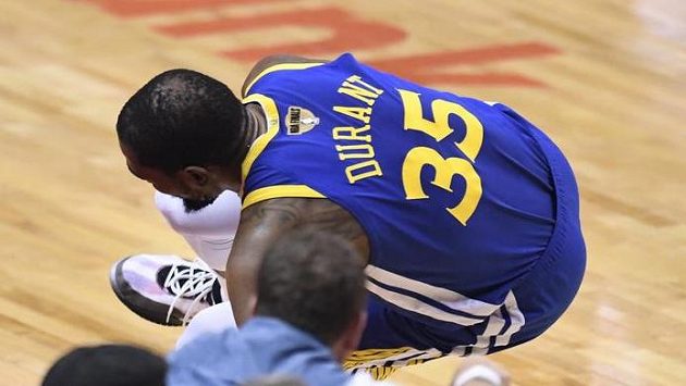Hvězdný basketbalista Kevin Durant z Golden State se podrobil operaci Achillovy šlachy na pravé noze, kterou si přetrhl v pondělním pátém finálovém duelu NBA v Torontu. Hvězdný basketbalista Kevin Durant z Golden State se podrobil operaci Achillovy šlachy na pravé noze, kterou si přetrhl v pondělním pátém finálovém duelu NBA v Torontu.