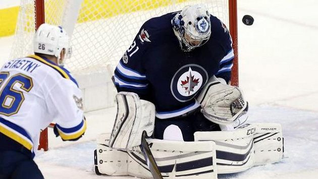 Gólman Winnipegu Ondřej Pavelec zasahuje v utkání se St. Louis. Gólman Winnipegu Ondřej Pavelec zasahuje v utkání se St. Louis.