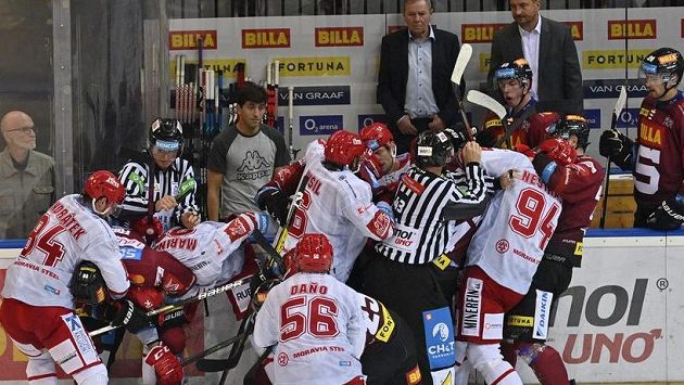 O vypjaté chvíle ve šlágru Sparta - Třinec nebyla nouze. O vypjaté chvíle ve šlágru Sparta - Třinec nebyla nouze.