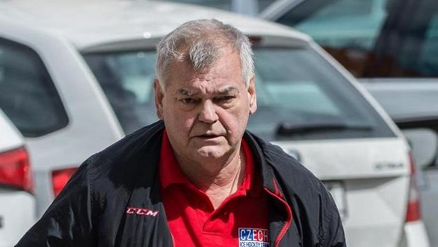 Trenér Vladimír Vůjtek na srazu hokejové reprezentace ve Znojmě. Trenér Vladimír Vůjtek na srazu hokejové reprezentace ve Znojmě.