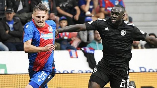 4. předkola fotbalové Evropské konferenční ligy, 19. srpna 2021 v Plzni. Zleva Filip Kaša z Plzně a Amos Youga ze Sofie. 4. předkola fotbalové Evropské konferenční ligy, 19. srpna 2021 v Plzni. Zleva Filip Kaša z Plzně a Amos Youga ze Sofie.