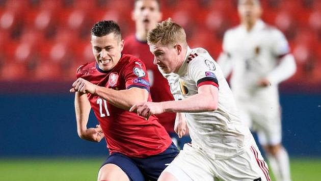 Český obránce Tomáš Holeš a Kevin De Bruyne z Belgie během utkání kvalifikace MS 2022 dv Kataru. Český obránce Tomáš Holeš a Kevin De Bruyne z Belgie během utkání kvalifikace MS 2022 dv Kataru.