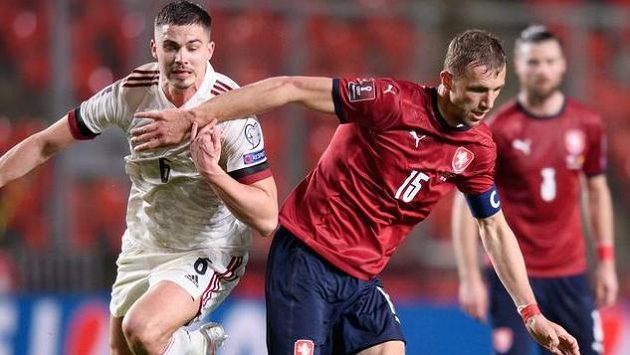 Leander Dendoncker z Belgie a český záložník Tomáš Souček během utkání kvalifikace MS 2022. Leander Dendoncker z Belgie a český záložník Tomáš Souček během utkání kvalifikace MS 2022.