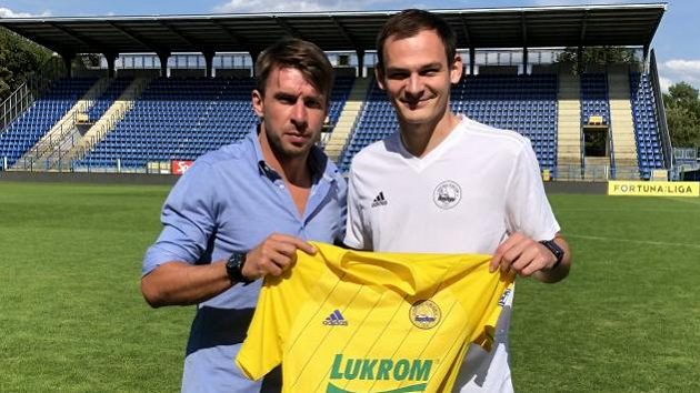 Oleksander Azackij (vpravo) s generálním manažerem Fastavu Zdeňkem Grygerou. Oleksander Azackij (vpravo) s generálním manažerem Fastavu Zdeňkem Grygerou.