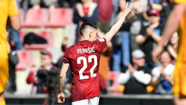 Sparťan Srdjan Plavšič slaví svůj gól v derby s Duklou. Sparťan Srdjan Plavšič slaví svůj gól v derby s Duklou.