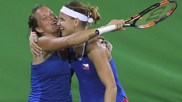 Barbora Strýcová (vlevo) a Lucie Šafářová slaví postup po výhře nad sestrami Willamsovými. Barbora Strýcová (vlevo) a Lucie Šafářová slaví postup po výhře nad sestrami Willamsovými.