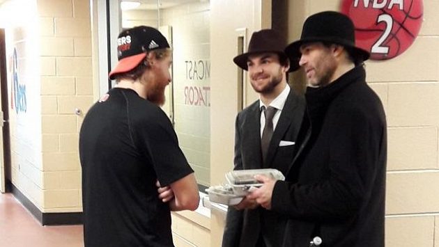 Jaromír Jágr a Michael Frolík v klouboucích v debatě s Jakubem Voráčkem před vzájemným zápasem Philadelphie s Calgary. Jaromír Jágr a Michael Frolík v klouboucích v debatě s Jakubem Voráčkem před vzájemným zápasem Philadelphie s Calgary.