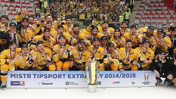 Tým Litvínova pózuje s pohárem pro vítěze extraligy. Tým Litvínova pózuje s pohárem pro vítěze extraligy.