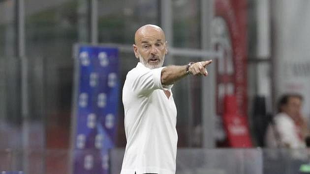 Kouč AC Milán Stefano Pioli při utkání s Boloňou. Kouč AC Milán Stefano Pioli při utkání s Boloňou.