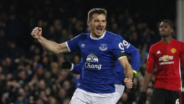 Leighton Baines z Evertonu se raduje z vyrovnávací branky proti Manchesteru United. Leighton Baines z Evertonu se raduje z vyrovnávací branky proti Manchesteru United.
