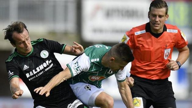 Zleva Jakub Fulnek z Bohemians a Václav Pilař z Jablonce, za nimi rozhodčí Klíma. Zleva Jakub Fulnek z Bohemians a Václav Pilař z Jablonce, za nimi rozhodčí Klíma.