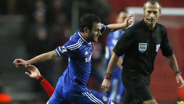 Fotbalista Chelsea Juan Mata v utkání se Southamptonem. Fotbalista Chelsea Juan Mata v utkání se Southamptonem.
