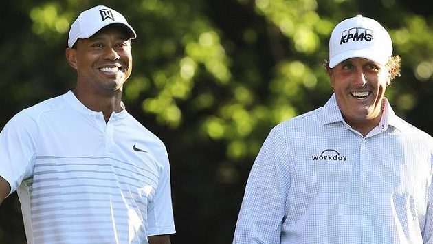 Golfisté Tiger Woods (vlevo) a Phil Mickelson. Golfisté Tiger Woods (vlevo) a Phil Mickelson.