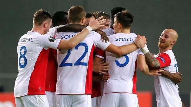Radost fotbalistů Slavie. Po parádní trefě Josefa Hušbauera v nastavení prvního poločasu vedli Pražané v utkání Evropské ligy na hřišti Maccabi Tel Aviv 1:0. Radost fotbalistů Slavie. Po parádní trefě Josefa Hušbauera v nastavení prvního poločasu vedli Pražané v utkání Evropské ligy na hřišti Maccabi Tel Aviv 1:0.