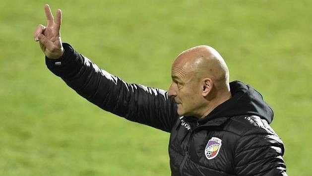 Trenér Plzně Adrián Guľa má o čem přemýšlet, jeho tým nedává góly. Trenér Plzně Adrián Guľa má o čem přemýšlet, jeho tým nedává góly.