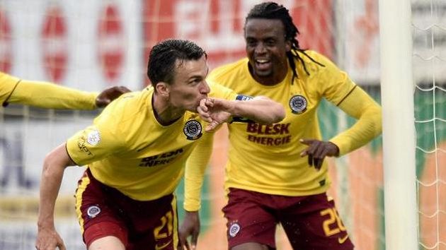 Sparťanský střelec David Lafata (vlevo) a Costa oslavují gól na 2:0 v utkání na hřišti Českých Budějovic. Sparťanský střelec David Lafata (vlevo) a Costa oslavují gól na 2:0 v utkání na hřišti Českých Budějovic.