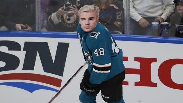 Na All-Star dovednostních soutěžích bylo veselo. Tomáš Hertl například nájezd jel s maskou zpěváka Justina Biebera. Na All-Star dovednostních soutěžích bylo veselo. Tomáš Hertl například nájezd jel s maskou zpěváka Justina Biebera.