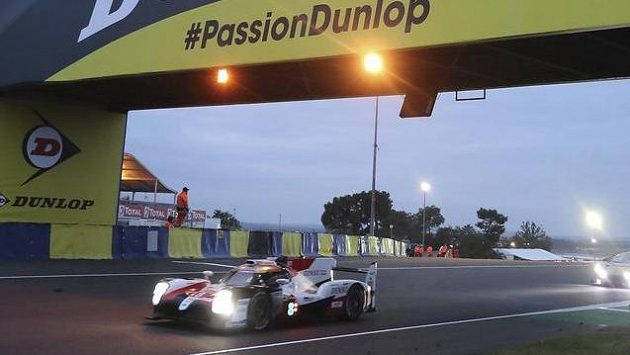 Dvojnásobný mistr světa formule 1 Fernando Alonso a tým Toyota Gazoo obhájili vítězství v legendárním automobilovém závodě 24 hodin Le Mans Dvojnásobný mistr světa formule 1 Fernando Alonso a tým Toyota Gazoo obhájili vítězství v legendárním automobilovém závodě 24 hodin Le Mans