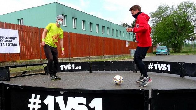 Fotbalista PSV Eindhoven Michal Sadílek přijal výzvu a utkal se s mistrem republiky ve fotbalové disciplíně 1 vs. 1 Dominikem Zdržálkem. Fotbalista PSV Eindhoven Michal Sadílek přijal výzvu a utkal se s mistrem republiky ve fotbalové disciplíně 1 vs. 1 Dominikem Zdržálkem.