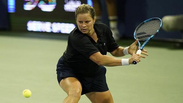 Bývalá světová jednička Kim Clijstersová z Belgie při duelu s Ruskou Jekatěrinou Alexandrovovou. Bývalá světová jednička Kim Clijstersová z Belgie při duelu s Ruskou Jekatěrinou Alexandrovovou.