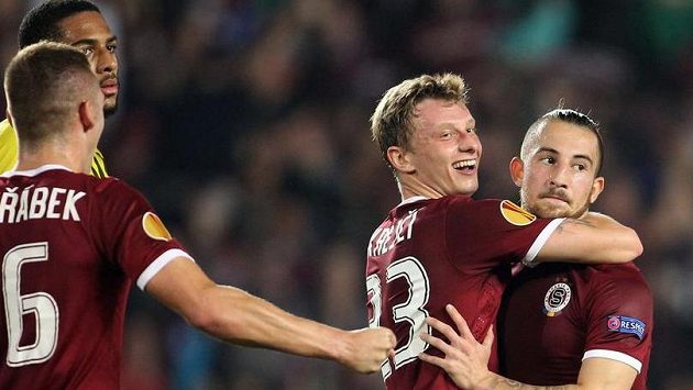 Sparťané Lukáš Vácha (vpravo) a Ladislav Krejčí oslavují vedoucí gól v utkání Evropské ligy proti Bernu. Sparťané Lukáš Vácha (vpravo) a Ladislav Krejčí oslavují vedoucí gól v utkání Evropské ligy proti Bernu.